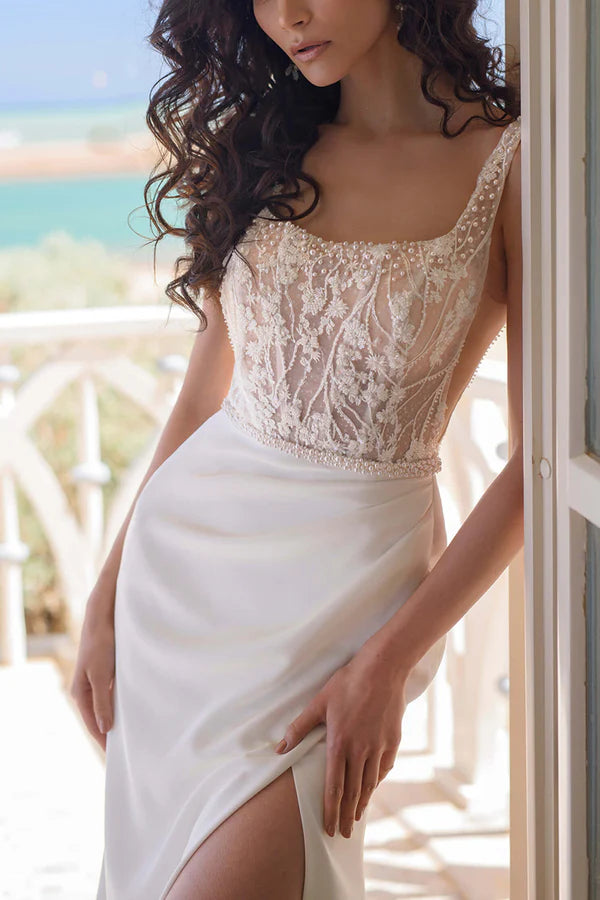 Un esclusivo top quadrato in pizzo con spacchi laterali e abito da sposa in stile bohémien